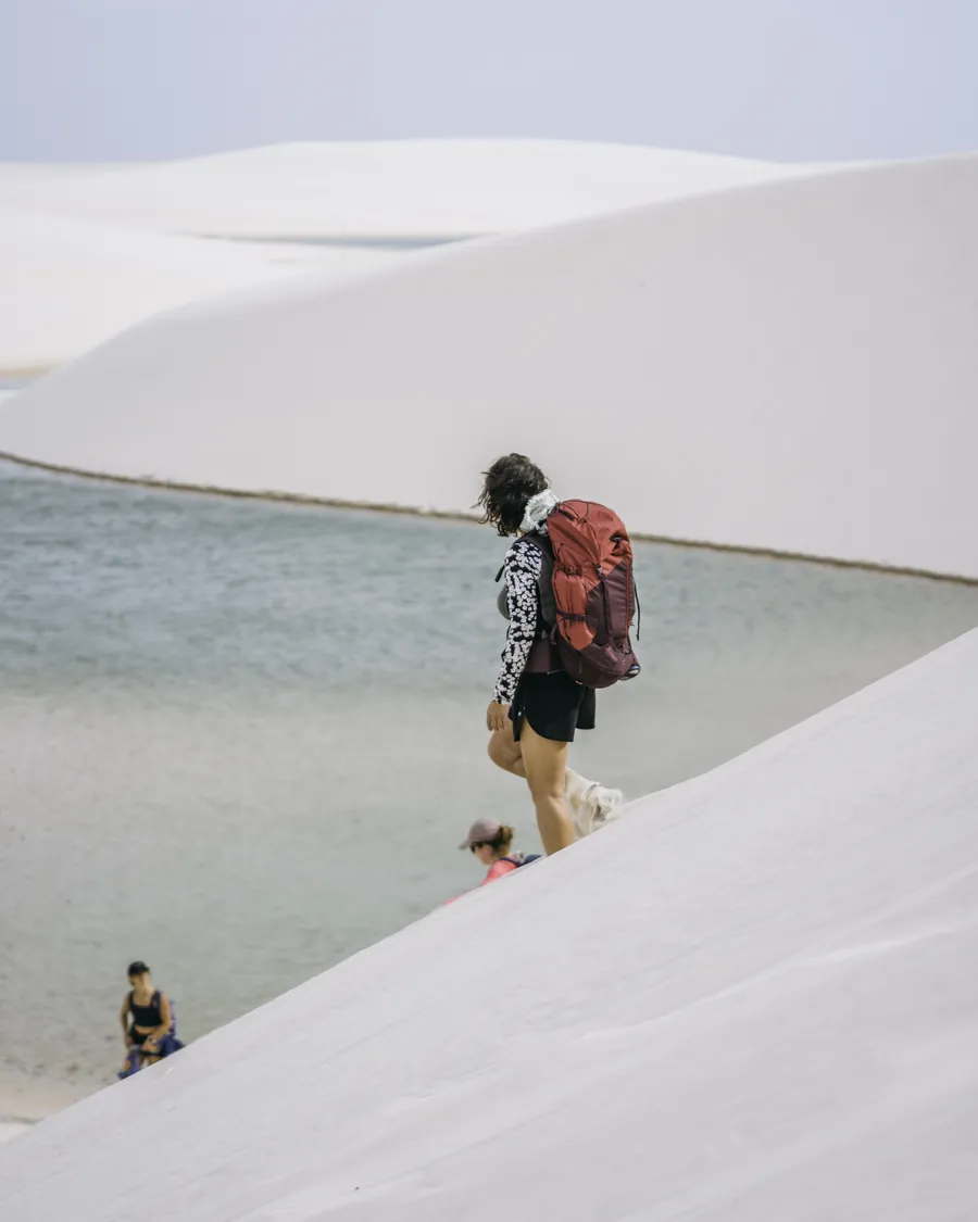 Mulher caminhando nas dunas dos Lençóis Maranhenses