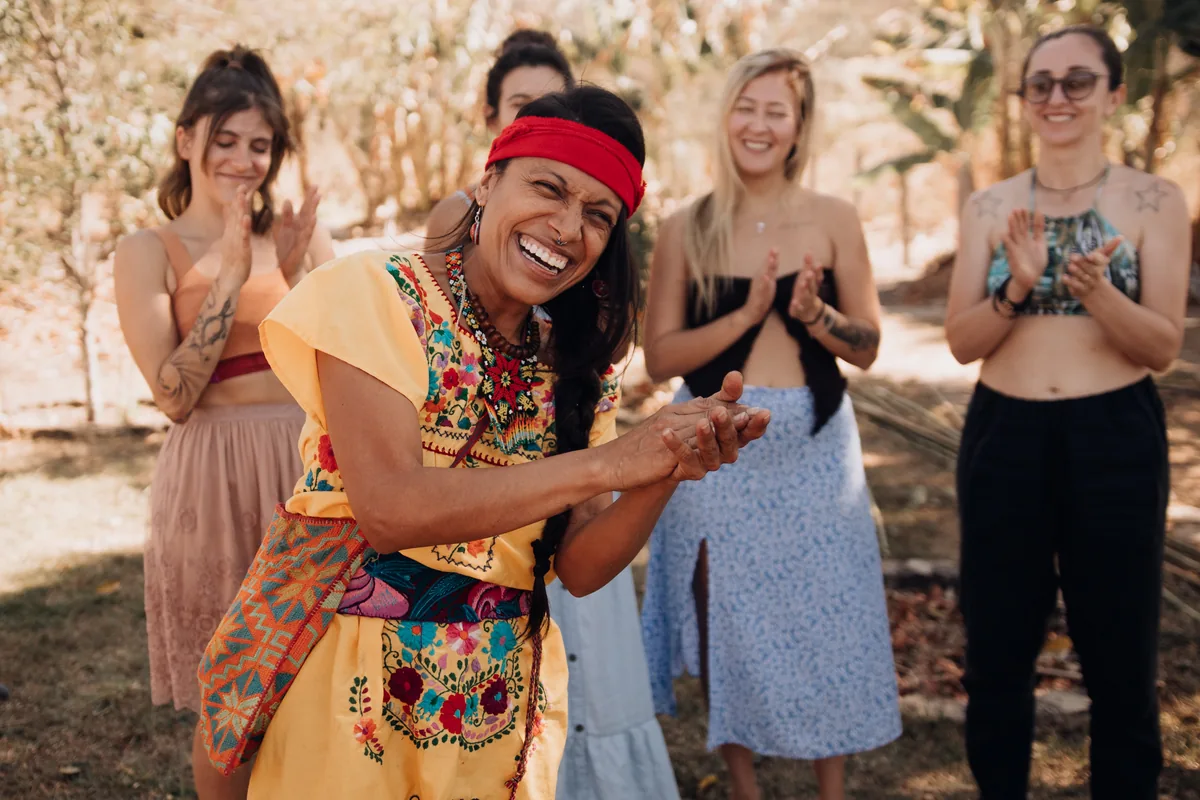 Mulheres reunidas em uma vivência da Jornada Acenda