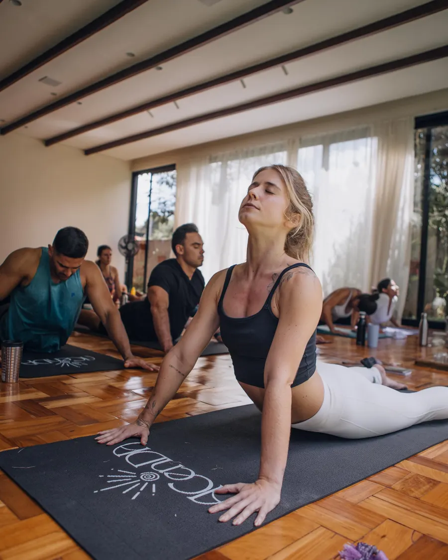 Prática de yoga em um encontro do Acenda Conexões