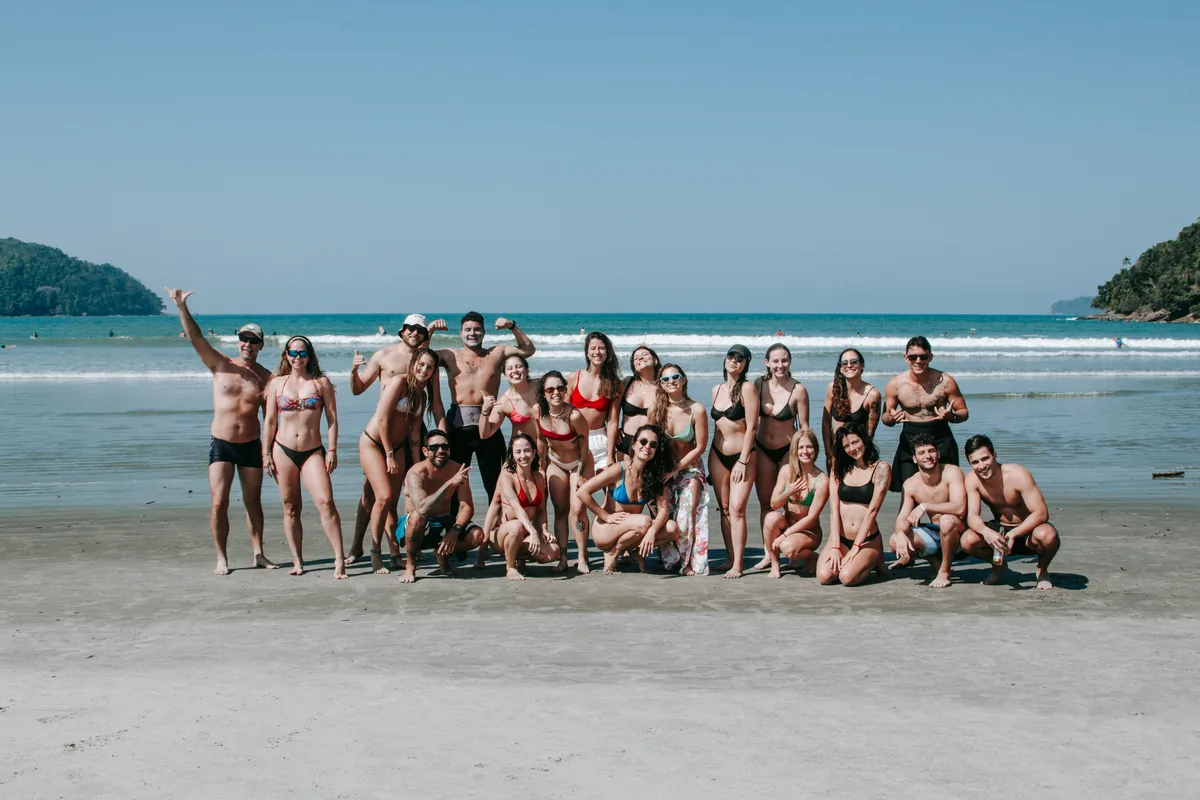 Grupo reunido na praia